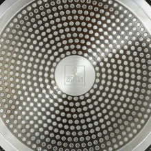 Charger l&#39;image dans la visionneuse de la galerie, Pôele à crêpes 28 cm - Aluminium forgé avec revêtement anti-adhérent
